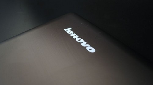Логотип Lenovo на крышке ноутбука